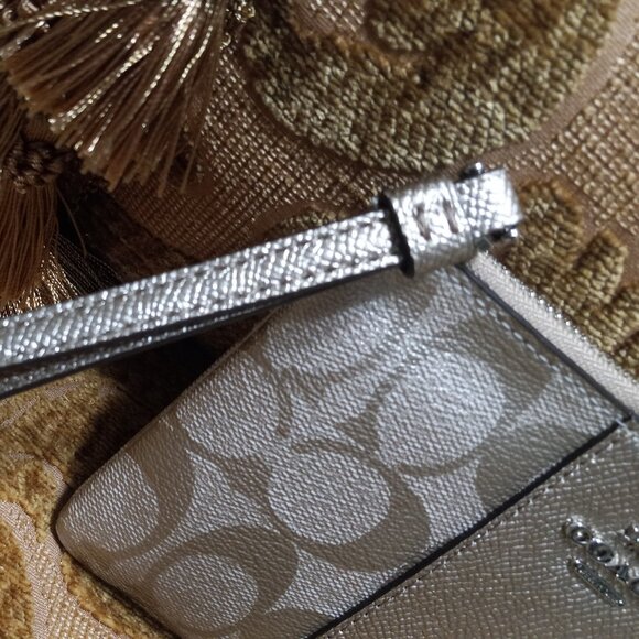 💲💲💲SALE‼️🎉Coach Wristlet Wallet Platinum Gold Mono Leather - Picture 6 of 8
